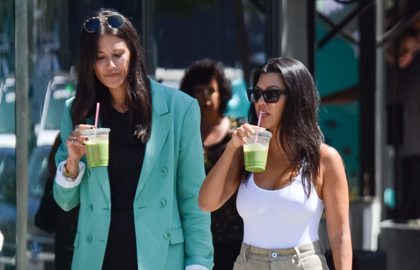 Want to take care of your line before the vacations? Try Kourtney Kardashian’s simple detox!